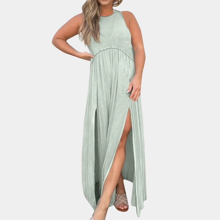 Einfaches langes Damenkleid mit Schlitz